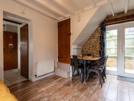 A dining area with a table and chairs at the property