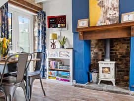 A dining room with a table and chairs at the property in 