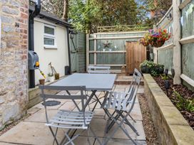 A garden with a table and chairs at The Old Barn in Manchester