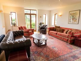 A living room with sofas, a coffee table and windows at the property in 