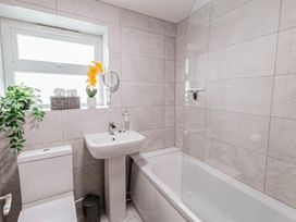 A bathroom with a sink, toilet, bathtub, and plant at the property in the location