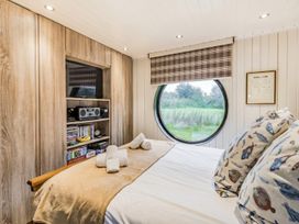 A bedroom with a round window and a bed at the property