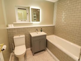 A bathroom with a sink, toilet, and bathtub at Swallow's Nest in Keswick