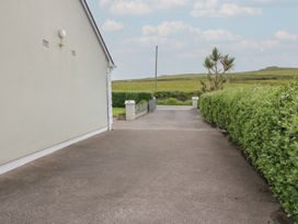 A driveway alongside a building at Wild Atlantic Way Country Cottage, Portmagee, County Kerry