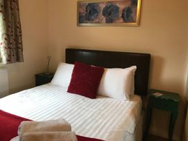 A bedroom with a bed and lamp at Primrose Lodge in Saltburn-by-the-Sea