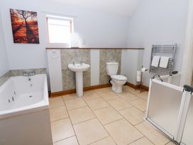 A bathroom with a bathtub, toilet, and washbasin at Pottowe Cottage in Potto near Stokesley