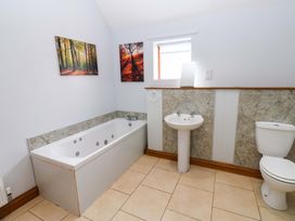 A bathroom with a bathtub, sink, and toilet at Pottowe Cottage near Stokesley