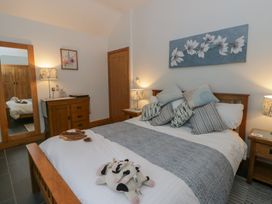 A bedroom with a bed and lamps at Yr Hen Llaethdy in Blaen-Cil-Llech near Newcastle Emlyn