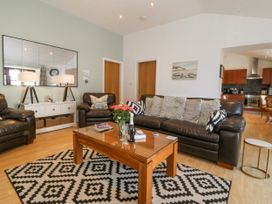 A living room with sofas and a coffee table at Maritime Mews, 6 The Oakleys, Porthmadog