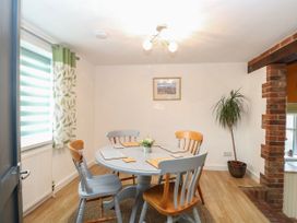 A dining room with a table and chairs at Sleepeezy Little Snoring