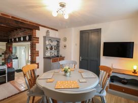 A dining room with a table and chairs at Sleepeezy in Little Snoring