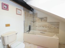 A bathroom with a bathtub and shower at Sleepeezy in Little Snoring
