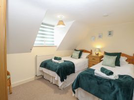 A bedroom with two single beds at Sleepeezy in Little Snoring