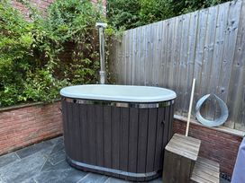 A hot tub in a garden at Treetops in Southerton near Sidmouth