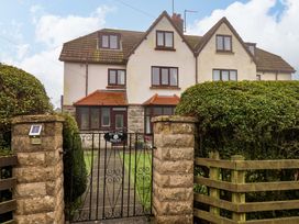 A house with a gate and hedges at Dilston House in Goathland
