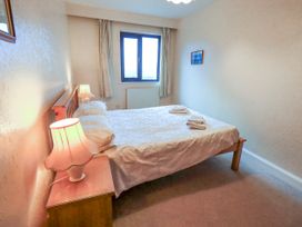 A bedroom with a bed and two lamps at Ghyll Bank House Staveley near Windermere