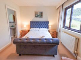 A bedroom with a bed and bedside tables at Ghyll Bank House Staveley near Windermere
