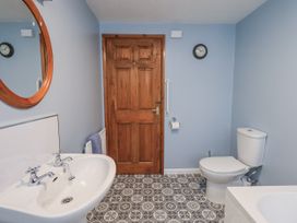 A bathroom with sink and toilet at Christine's Stable in Shap near Maulds Meaburn