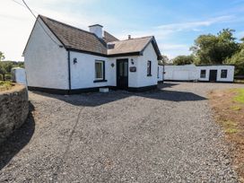 A house with a gravel driveway and garden at Ballaghboy Cottage in Boyle, County Sligo