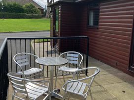 An outdoor seating area with a table and chairs at Bluebell Lodge in Saltburn-by-the-Sea