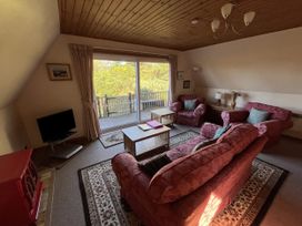 A living room with a sofa and armchairs at Suil Na Mara in Aultbea