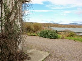 An outdoor area with gravel and plants at Herons Cove Cottage Ballydehop