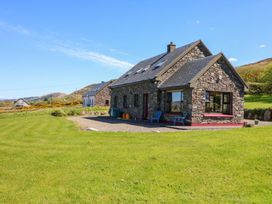 A house with a front yard at Stone Cottage in Waterville, County Kerry