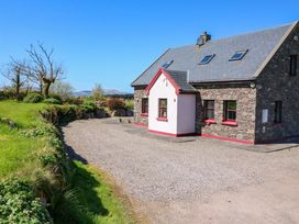 A house with a gravel driveway in Stone Cottage, Waterville, County Kerry