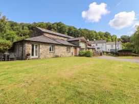 A house with a garden and outdoor seating at Winster Fields in Cartmel Fell near Windermere