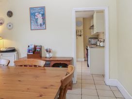 A dining room with a table and chairs at The Lock House in Gloucester