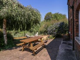 A garden with a picnic table and chairs at The Lock House in Gloucester