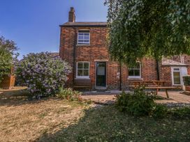 A house with a garden and patio furniture at The Lock House in Gloucester