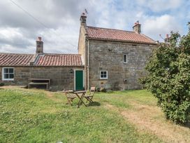 A garden with a table and chairs at 1 Brow Cottages Green End near Goathland