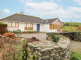 A house with a garden in front of it at Lough Cluhir Cottage, Union Hall, County Cork