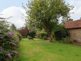 A garden with a tree and picnic table at The Lodge Snainton near Scarborough