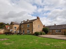 A house with outdoor space and benches at The Lodge in Snainton near Scarborough