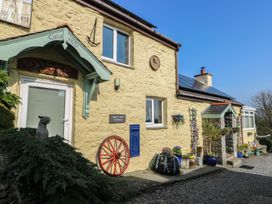 An outdoor view of Crow's Nest Cottage in Tynygongl near Benllech