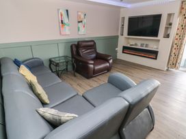 A living room with a sofa and a recliner at Meadow View in Laugharne