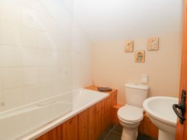 A bathroom with a bathtub, toilet, and sink at The Croft in Vowchurch near Peterchurch
