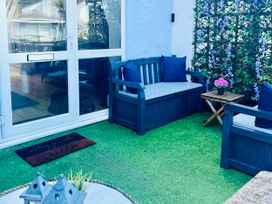 A seating area with sofas and a table at Corvette in Trearddur Bay