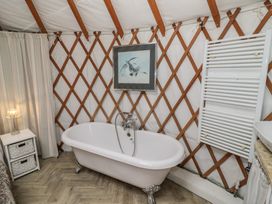 The Lakeside Yurt - Cotswolds - 6017 - thumbnail photo 8