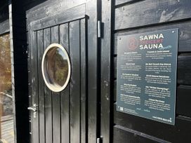 A sauna door with a circular window and guidelines at Treicert Sauna Newport