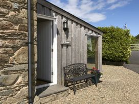 An entrance area with a bench and flower pot at Y Cwtch in Newport
