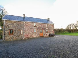 A house with a gravel area at Bwthyn Trecoed in St. Clears near Carmarthen