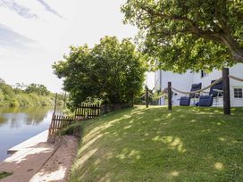 A garden with a lawn and seating area at Severn Bank Lodge in Astley Burf near Stourport-on-Severn