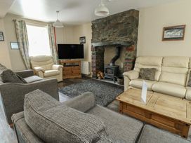 A living room with sofas and a fireplace at Halford Hill in Llanberis