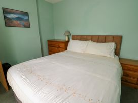 A bedroom with a bed and lamp at Halford Hill in Llanberis