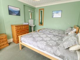 A bedroom with two beds and a dresser at Halford Hill in Llanberis
