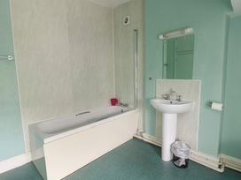 A bathroom with a bathtub and sink at Halford Hill Llanberis