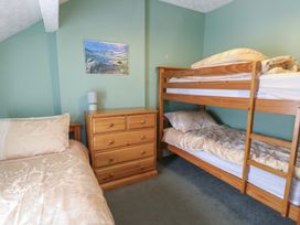 A bedroom with a bed and bunk bed at Halford Hill in Llanberis